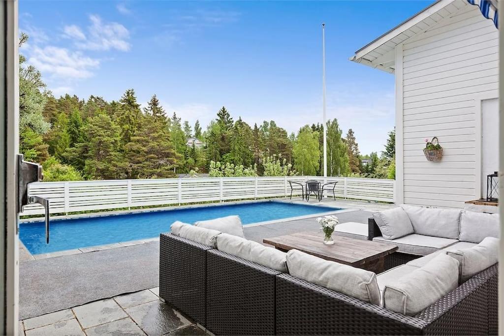 Villa Med Pool Och Bara 600M Till Havet! トローサ エクステリア 写真